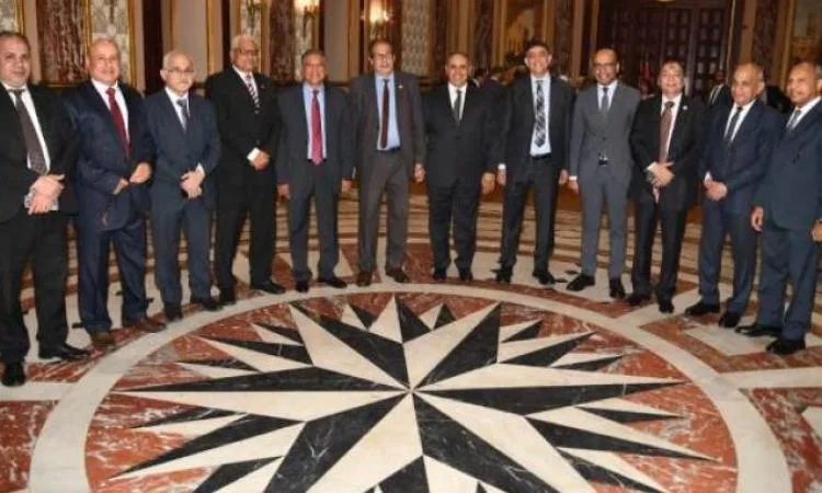 وفد من تحالف الأحزاب المصرية يزور مجلس الشيوخ ويجتمع بعدد من النواب وفد من تحالف الأحزاب المصرية يزور مجلس الشيوخ ويجتمع بعدد من النواب