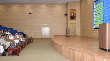 وفدٌ من جامعة الدفاع الوطني الباكستاني يزور مركز الأمن البحري