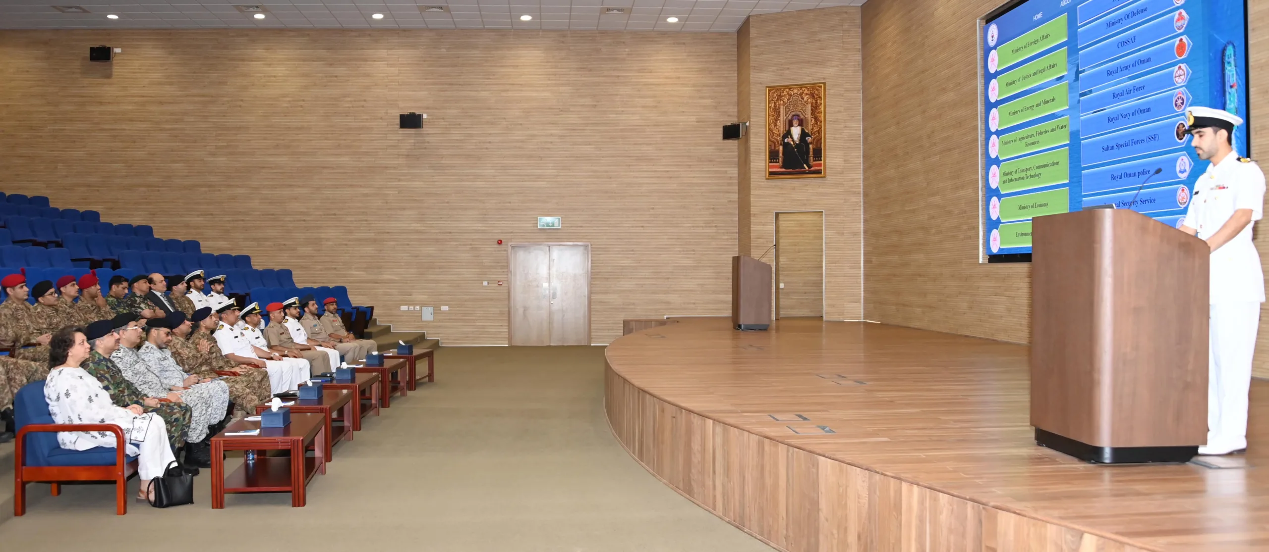 وفدٌ من جامعة الدفاع الوطني الباكستاني يزور مركز الأمن البحري