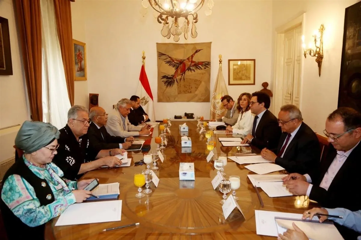 وقائع لقاء وزير الثقافة مع اللجنة المعنية بانتخاب الرئيس الجديد لأكاديمية الفنون وقائع لقاء وزير الثقافة مع اللجنة المعنية بانتخاب الرئيس الجديد لأكاديمية الفنون