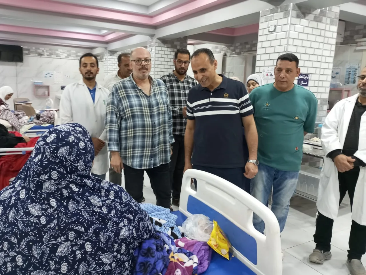 وكيل الصحة بالشرقية يجازي طبيب وتمريض الإستقبال ويحقق مع المقصرين خلال جولة بمستشفى أبو كبير