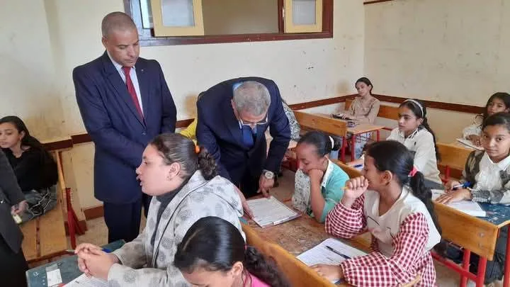 وكيل وزارة التعليم بمحافظة الوادي الجديد يراقب عمليات امتحانات النقل في الداخلة وبلاط وكيل وزارة التعليم بمحافظة الوادي الجديد يراقب عمليات امتحانات النقل في الداخلة وبلاط