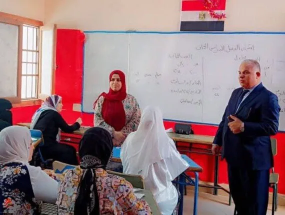 وكيل وزارة التعليم في الفيوم يزور لجان الامتحانات ويؤكد على أهمية الانضباط وتوفير الأجواء المناسبة. وكيل وزارة التعليم في الفيوم يزور لجان الامتحانات ويؤكد على أهمية الانضباط وتوفير الأجواء المناسبة.