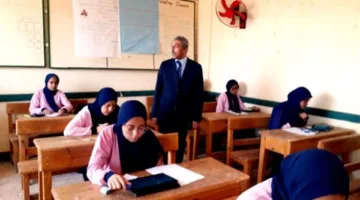 وكيل وزارة التعليم في الوادي الجديد يستمر في جولاته لمراقبة الامتحانات في المدارس الثانوية