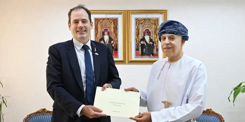 وكيل وزارة الخارجية للمالية والإدارة يستلم نسخة من أوراق اعتماد سفير نيوزيلندا وكيل وزارة الخارجية للمالية والإدارة يستلم نسخة من أوراق اعتماد سفير نيوزيلندا