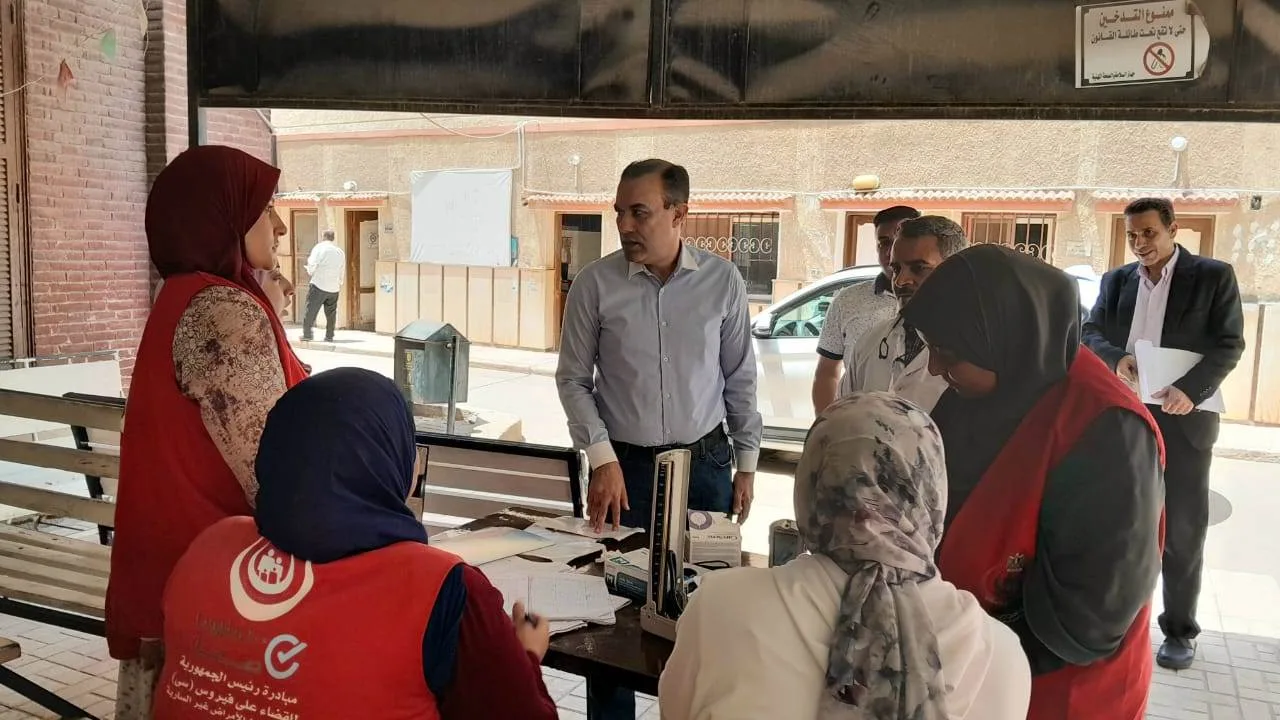 وكيل وزارة الصحة يتابع عمل فِرَق المبادرات الرئاسية بمستشفى الرمد بدمنهور.. صور