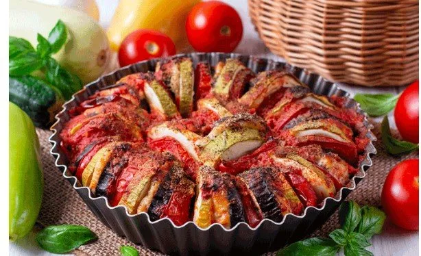 «ولادك هيحبوها».. خطوات عمل صينية خضار باللحمة بطريقة صحية