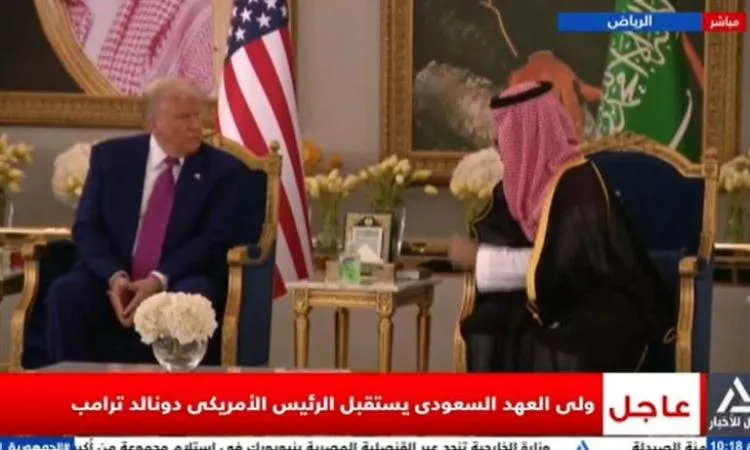 ولي العهد السعودي يجتمع بترامب لدى وصوله مطار الملك خالد في الرياض ولي العهد السعودي يجتمع بترامب لدى وصوله مطار الملك خالد في الرياض