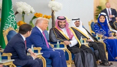 ولي العهد السعودي يرحب بترامب في قصر اليمامة بالعاصمة الرياض ولي العهد السعودي يرحب بترامب في قصر اليمامة بالعاصمة الرياض