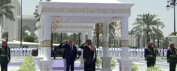 ولي العهد السعودي يستقبل الرئيس الأمريكي في قصر اليمامة بالعاصمة الرياض ولي العهد السعودي يستقبل الرئيس الأمريكي في قصر اليمامة بالعاصمة الرياض