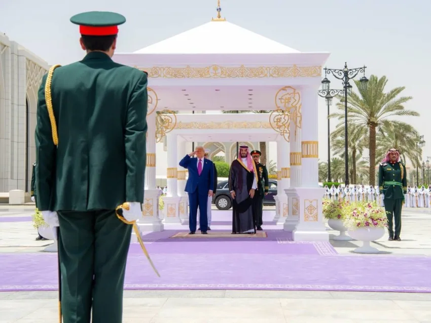 ولي العهد يرحب برئيس الولايات المتحدة في الديوان الملكي بقصر اليمامة ويقيم مأدبة غداء رسمية تقديرًا له.