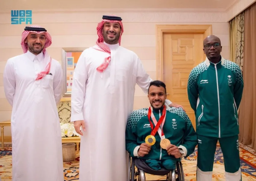 ولي العهد يلتقي بالقرشي الفائز بميدالية ذهبية في الألعاب البارالمبية بباريس