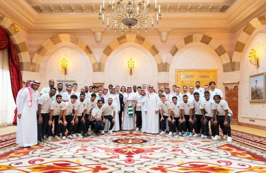 ولي العهد يلتقي بوزير الرياضة ورئيس اتحاد الكرة ورئيس وأعضاء إدارة النادي الأهلي ولاعبي الفريق احتفالا بفوزهم بدوري أبطال آسيا للنخبة 2025.