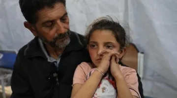 الطفلة ورد الناجية من مأساة أودت بحياة والدتها وخمسة من إخوتها في غزة: “كل إخوتي رحلوا… أتمنى أن نعود معًا.”