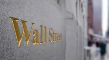 وول ستريت تتأثر بفعل استراتيجية ترامب الضريبية وارتفاع ديون الولايات المتحدة