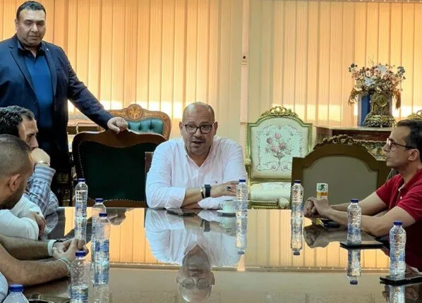 ياسر إدريس يستضيف فريق دبلومة الإدارة الرياضية من «فيفا» ياسر إدريس يستضيف فريق دبلومة الإدارة الرياضية من «فيفا»