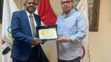 ياسر إدريس يستقبل خالد الخليفي مهنئًا إياه بتوليه رئاسة الاتحاد العربي للرياضات المائية