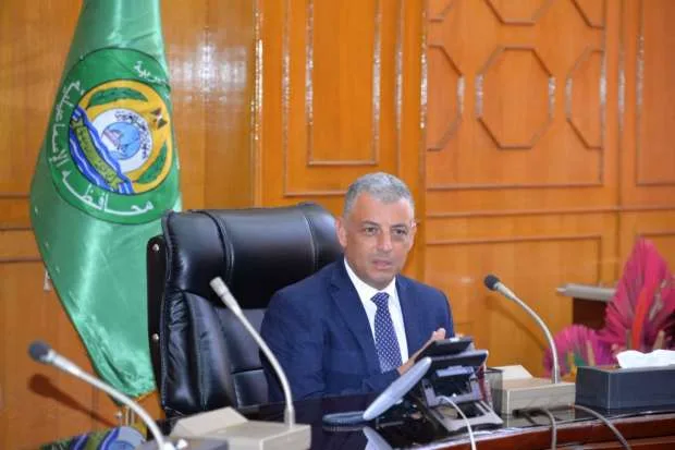 محافظ الإسماعيلية يتابع أعمال إنشاء طريق الحمادات- السحارة