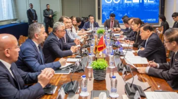 رئيس هيئة قناة السويس الاقتصادية يلتقي بوفد من مقاطعة جواندونج الصينية لمناقشة سبل التعاون المشترك