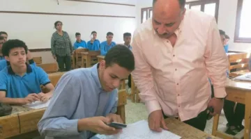 وكيل وزارة التعليم بالمنيا يزور لجان امتحانات النقل ويؤكد على حظر دخول الهواتف المحمولة.