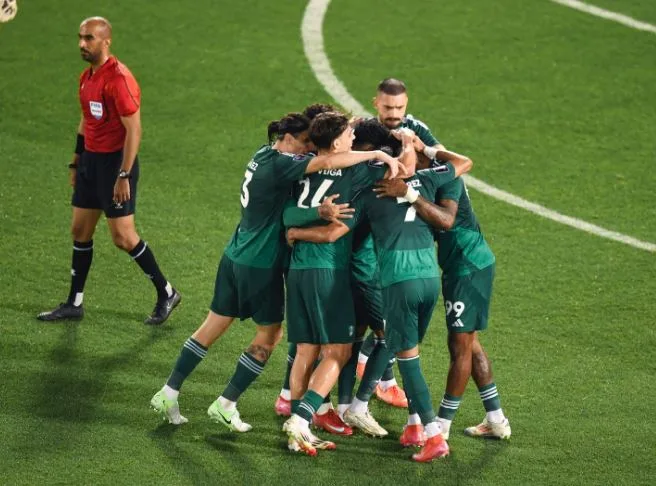 الأهلي يحتفل بلقب دوري أبطال آسيا للنخبة بثنائية في التعاون بالدوري السعودي
