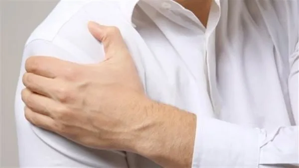 يحدث بسبب ضعف الأوتار..عوامل تزيد من التهاب الكتف