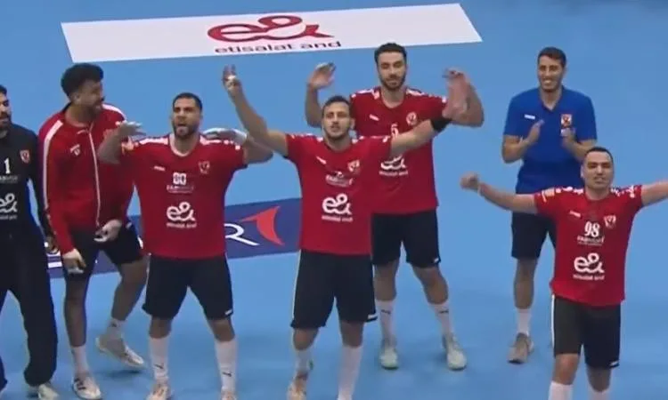 “يد الأهلي” تهيمن على الساحة الإفريقية وتنتزع لقب أبطال الكؤوس من الزمالك. “يد الأهلي” تهيمن على الساحة الإفريقية وتنتزع لقب أبطال الكؤوس من الزمالك.