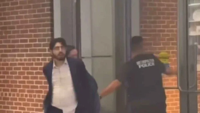 يصرخ “فلسطين حرة” لحظة القبض على منفذ الهجوم في واشنطن (فيديو) يصرخ “فلسطين حرة” لحظة القبض على منفذ الهجوم في واشنطن (فيديو)