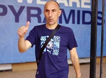 يطلب يورتشيتش من لاعبي بيراميدز التخلص من الضغوط خلال مباراة النهائي مع صن داونز في البطولة الأفريقية. يطلب يورتشيتش من لاعبي بيراميدز التخلص من الضغوط خلال مباراة النهائي مع صن داونز في البطولة الأفريقية.