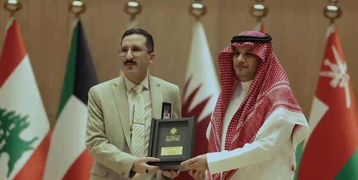 يونس نافد يفوز بجائزة التميز في التعلم الإلكتروني من جامعة نايف