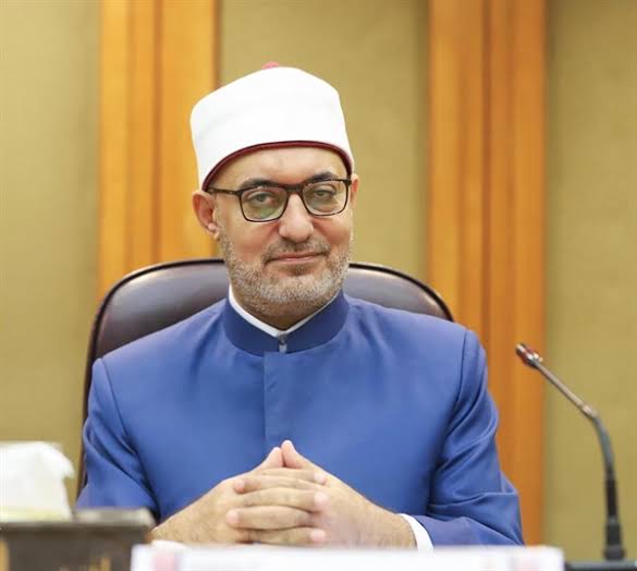 مفتي الجمهورية مشيدًا بعمال مصر: الإخلاص في العمل طريق التنمية وسبيل العزة