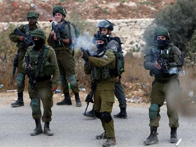 إصابة 16 فلسطينياً بحالات اختناق أثناء مداهمة قوات الاحتلال الإسرائيلي لمدينة نابلس إصابة 16 فلسطينياً بحالات اختناق أثناء مداهمة قوات الاحتلال الإسرائيلي لمدينة نابلس