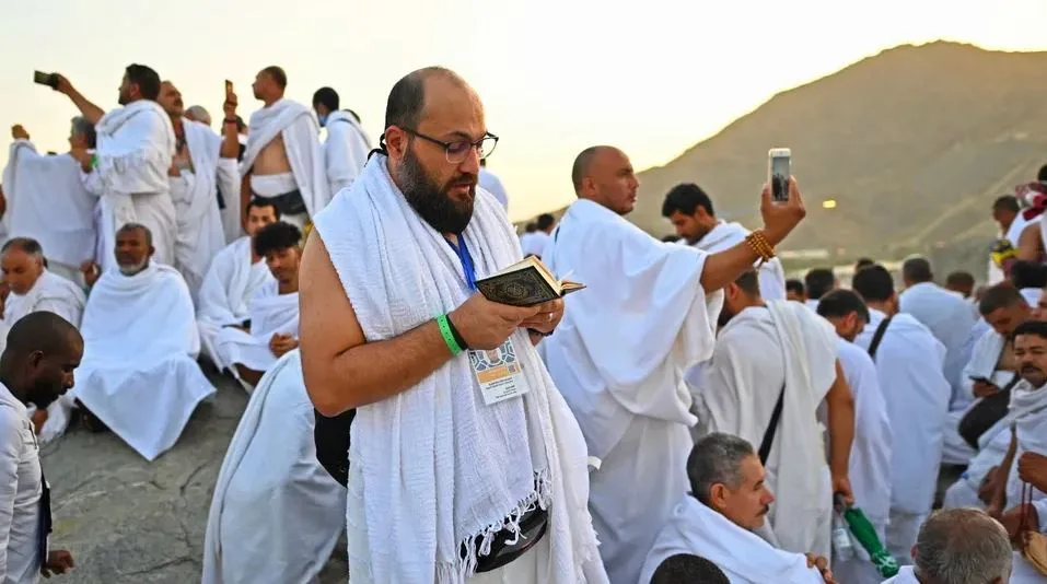 الداخلية السعودية: نستخدم تقنيات مدعومة بالذكاء الاصطناعي لتحسين أمان الحجاج وتقديم الخدمات لهم. الداخلية السعودية: نستخدم تقنيات مدعومة بالذكاء الاصطناعي لتحسين أمان الحجاج وتقديم الخدمات لهم.