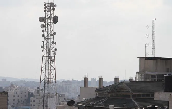 تقرير: انقطاع الاتصالات يقطع غزة عن العالم.. وصحافيوها يتحدون المخاطر لنقل الواقع.
