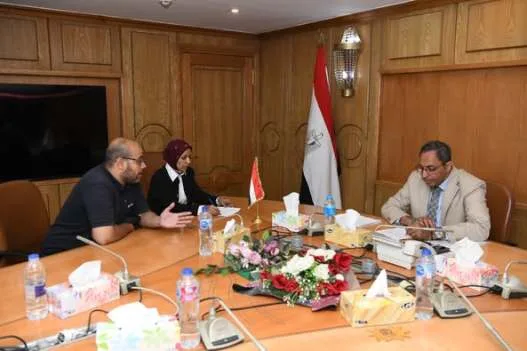 محافظ قنا يعقد اجتماعاً لمناقشة شكاوى المواطنين ويشدد على أهمية تلبية احتياجاتهم كأولوية رئيسية. محافظ قنا يعقد اجتماعاً لمناقشة شكاوى المواطنين ويشدد على أهمية تلبية احتياجاتهم كأولوية رئيسية.