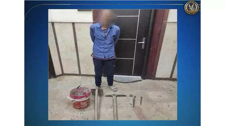 “10 أمتار تحت السطح”.. القبض على عامل أثناء حفره للآثار في منزله “10 أمتار تحت السطح”.. القبض على عامل أثناء حفره للآثار في منزله