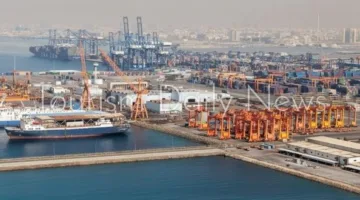 10 سفن راسية في موانئ البحر الأحمر وتحميل 10,000 طن من البضائع العامة