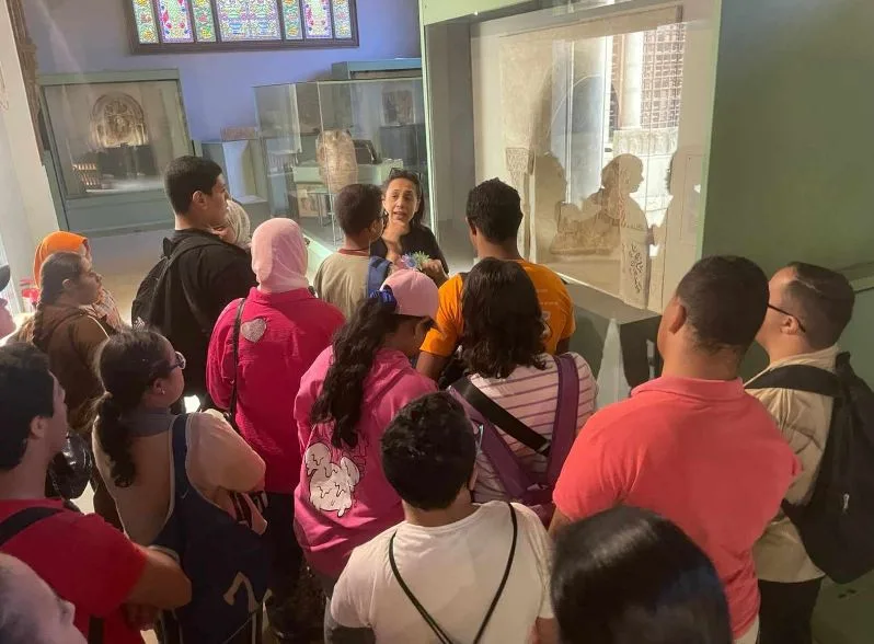 حافلة الفن الجميل تأخذ الأطفال ذوي الاحتياجات الخاصة في جولة في مصر القديمة حافلة الفن الجميل تأخذ الأطفال ذوي الاحتياجات الخاصة في جولة في مصر القديمة