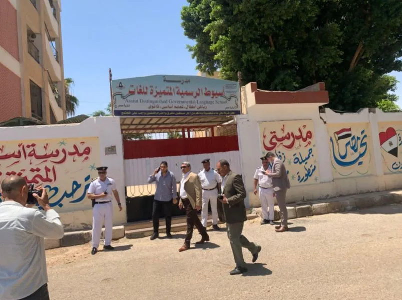 في آخر أيام المرحلة الإعدادية، مدير أمن أسيوط يراقب الأمن ويتصدى للغش والانتهاكات. في آخر أيام المرحلة الإعدادية، مدير أمن أسيوط يراقب الأمن ويتصدى للغش والانتهاكات.