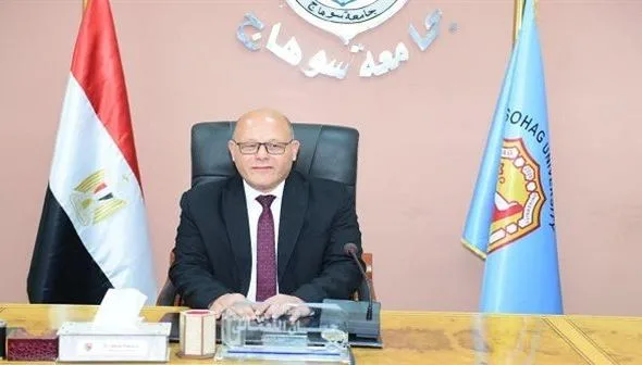 رئيس جامعة سوهاج يبارك للطلاب الأوائل ويعلن عن تعيينهم معيدين في أقسام كلياتهم المختلفة. رئيس جامعة سوهاج يبارك للطلاب الأوائل ويعلن عن تعيينهم معيدين في أقسام كلياتهم المختلفة.