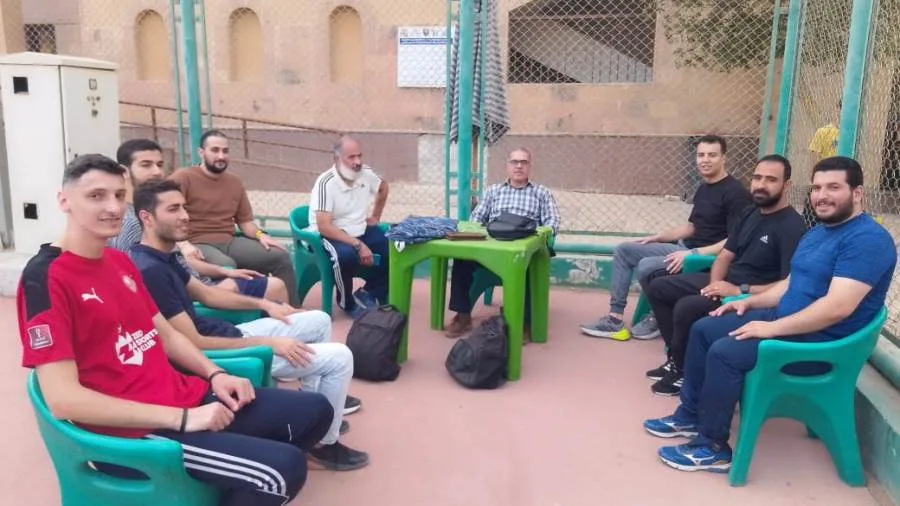 الكابتن هشام سيف الدين يجتمع بشكل موسع مع الطاقم الفني والإداري لفريق الكرة الطائرة في نادي الزهور الكابتن هشام سيف الدين يجتمع بشكل موسع مع الطاقم الفني والإداري لفريق الكرة الطائرة في نادي الزهور