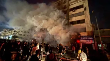 فريق الطب الشرعي يفحص موقع حريق مطعم في الهرم