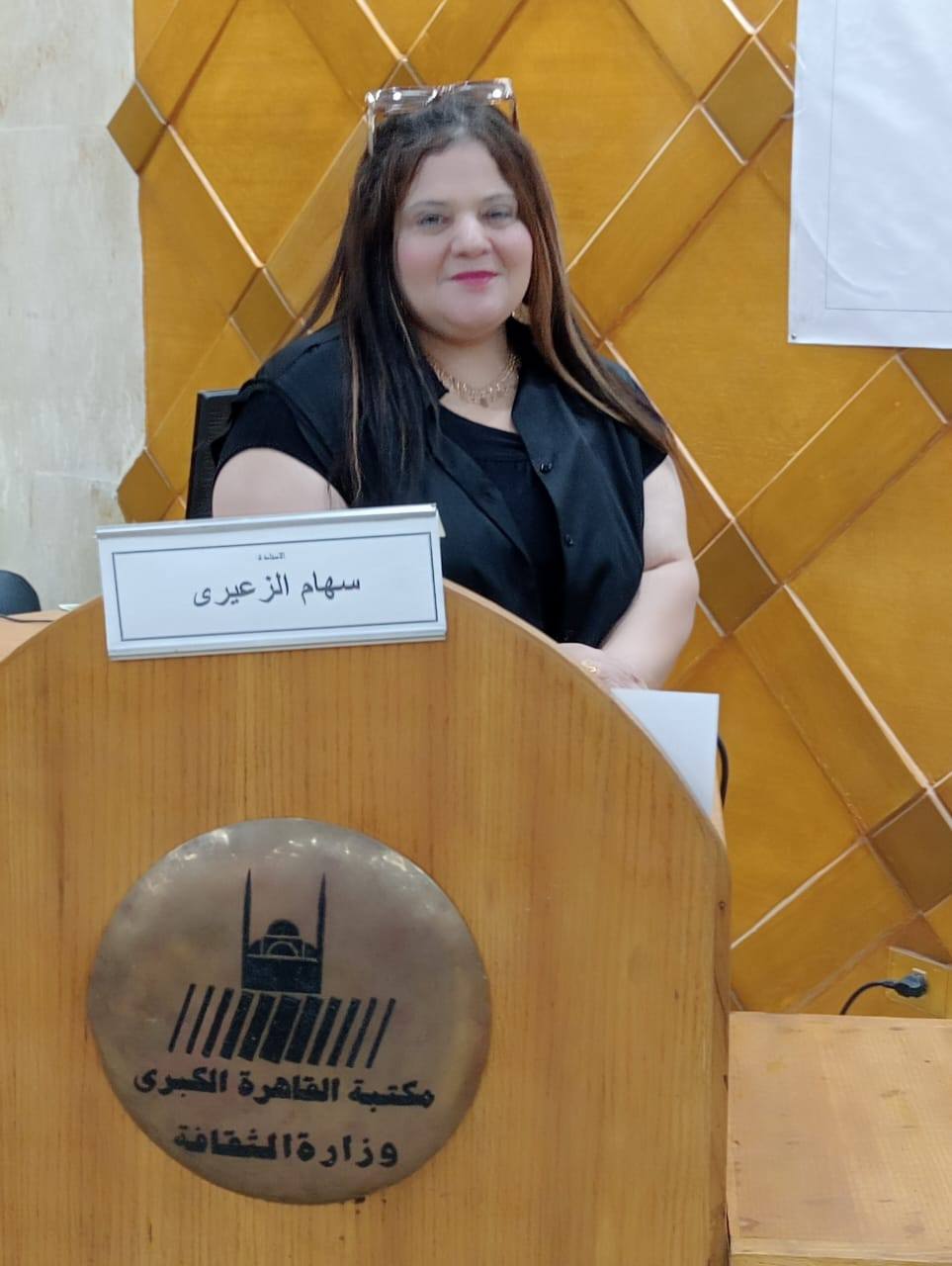 قد تكون صورة شخص واحد، ومِنبر وتحتوي على النص 'آسد المدب: IN سهام سهامالزعيرى الز عي عيری الزعيرى'