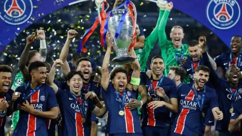باريس سان جيرمان يحقق فوزًا ساحقًا على إنتر ميلان بخمسة أهداف ويتوج بلقب دوري أبطال أوروبا لأول مرة في تاريخه. باريس سان جيرمان يحقق فوزًا ساحقًا على إنتر ميلان بخمسة أهداف ويتوج بلقب دوري أبطال أوروبا لأول مرة في تاريخه.