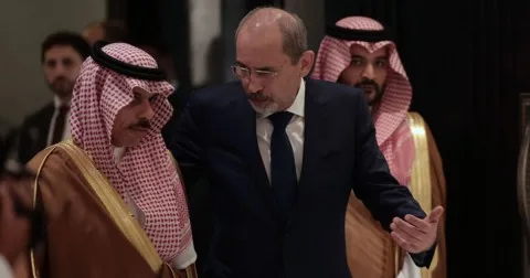 وزير الخارجية السعودي يصل عمان بعد رفض إسرائيل السماح للوفد العربي الذي يقوده بالدخول إلى الضفة الغربية وزير الخارجية السعودي يصل عمان بعد رفض إسرائيل السماح للوفد العربي الذي يقوده بالدخول إلى الضفة الغربية