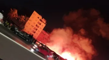 فيديو: اشتعال نيران ضخمة في سوق السيراميك بمؤسسة الزكاة في المرج