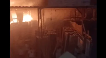 اللقطات الأولى من موقع حريق في مخازن السيراميك بمؤسسة الزكاة في المرج