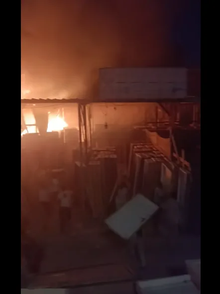اللقطات الأولى من موقع حريق في مخازن السيراميك بمؤسسة الزكاة في المرج اللقطات الأولى من موقع حريق في مخازن السيراميك بمؤسسة الزكاة في المرج