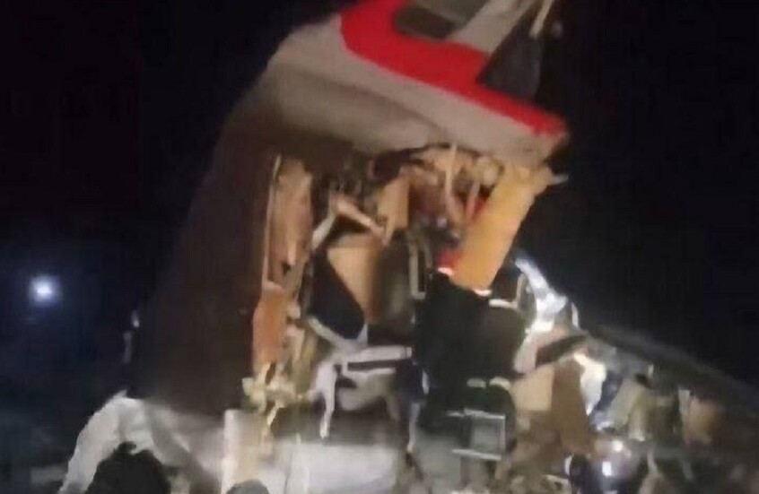 انهيار جسر فوق قطار ركاب في مقاطعة بريانسك الروسية وسقوط ضحايا (صور+فيديو)
