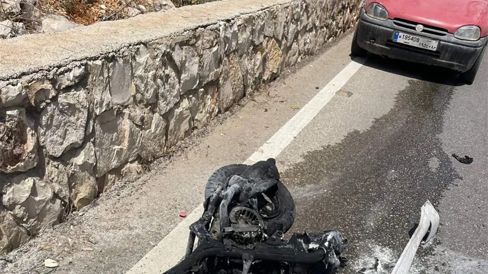مراسل الجديد: شهيد نتيجة استهداف طائرة مسيّرة إسرائيلية لدراجة نارية على الطريق الرئيسي في بلدة أرنون بقضاء النبطية. مراسل الجديد: شهيد نتيجة استهداف طائرة مسيّرة إسرائيلية لدراجة نارية على الطريق الرئيسي في بلدة أرنون بقضاء النبطية.